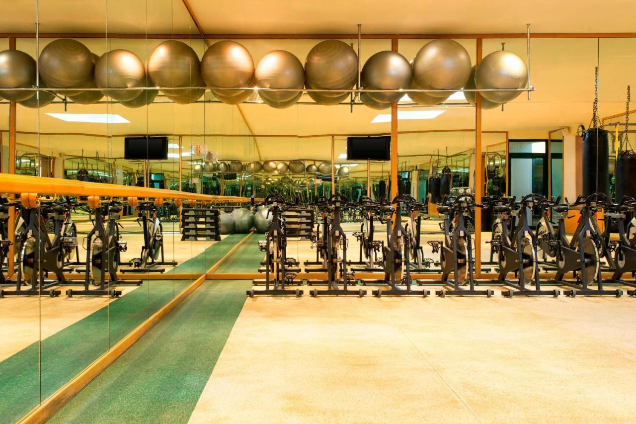 Le Meridien Mina Seyahi Beach Resort & Waterpark Dubái Exterior foto The gym at the Four Seasons Hotel, Bangkok