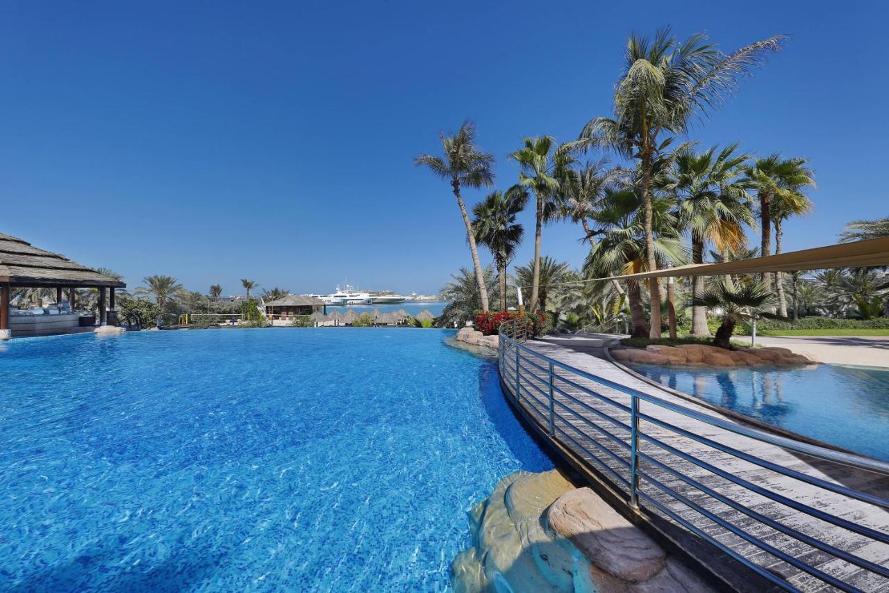 Le Meridien Mina Seyahi Beach Resort & Waterpark Dubái Exterior foto The swimming pool at the resort