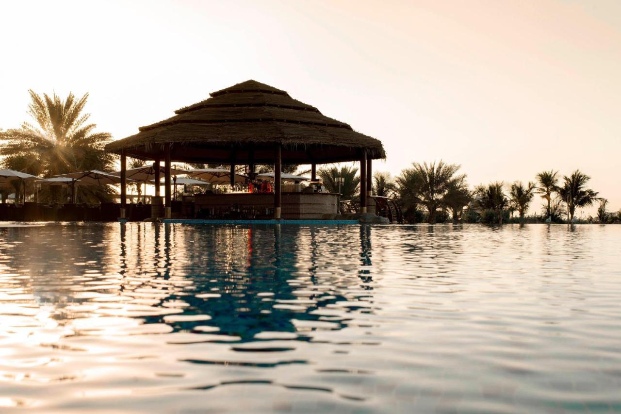 Le Meridien Mina Seyahi Beach Resort & Waterpark Dubái Exterior foto The Cove Rotana Resort