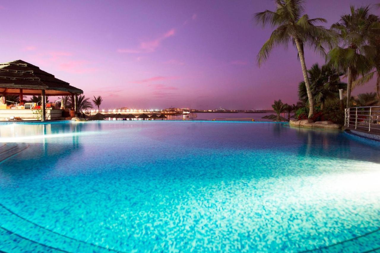 Le Meridien Mina Seyahi Beach Resort & Waterpark Dubái Exterior foto Infinity pool at the Royal Beach Palace, India