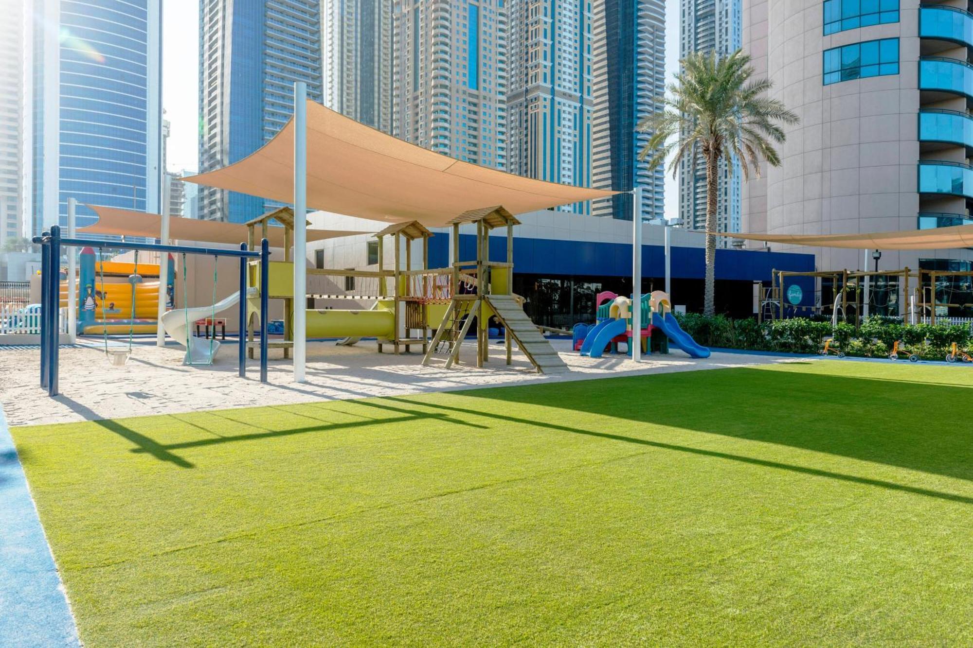 Le Meridien Mina Seyahi Beach Resort & Waterpark Dubái Exterior foto Children's play area