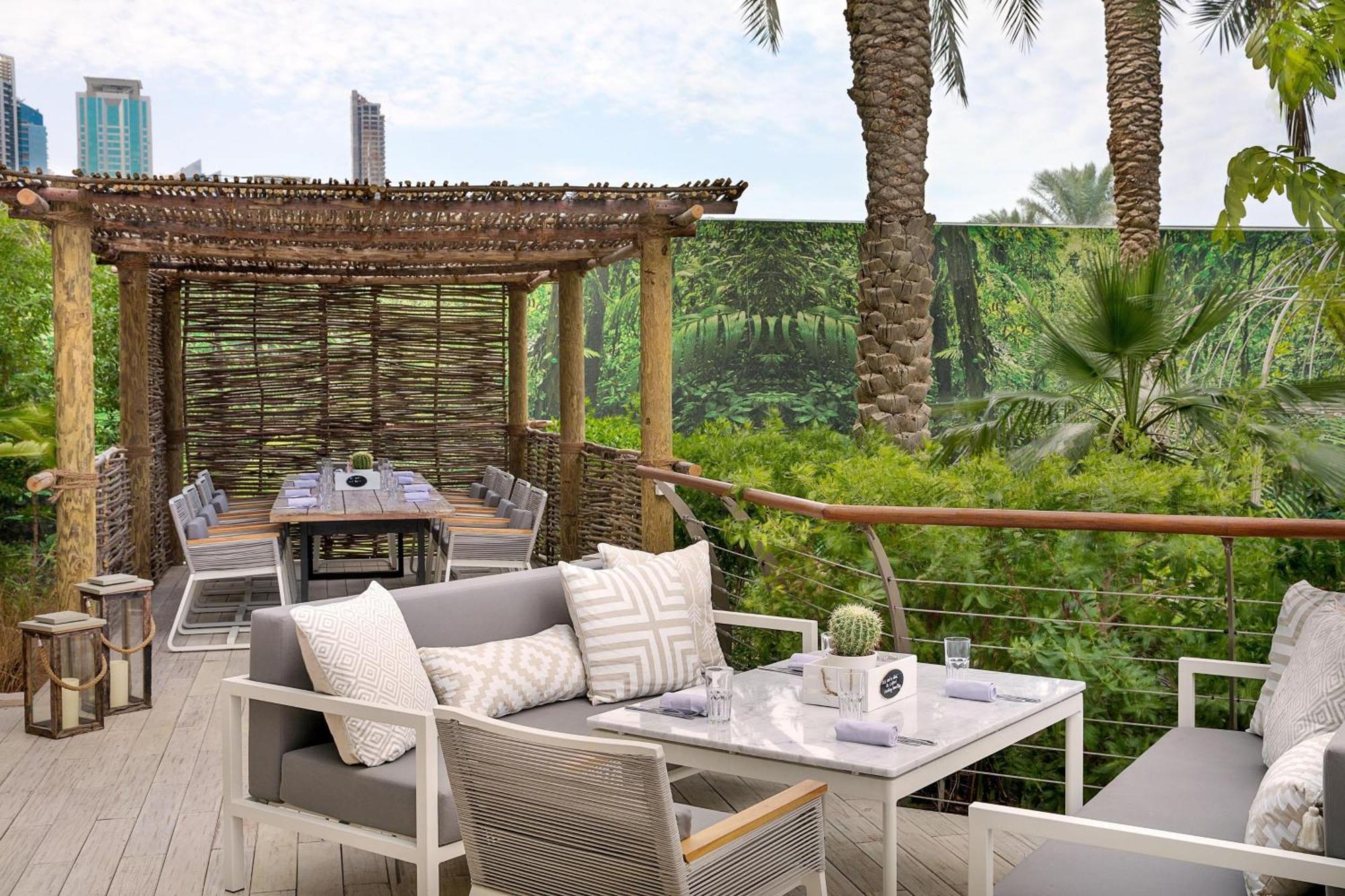 Le Meridien Mina Seyahi Beach Resort & Waterpark Dubái Exterior foto The Deck
