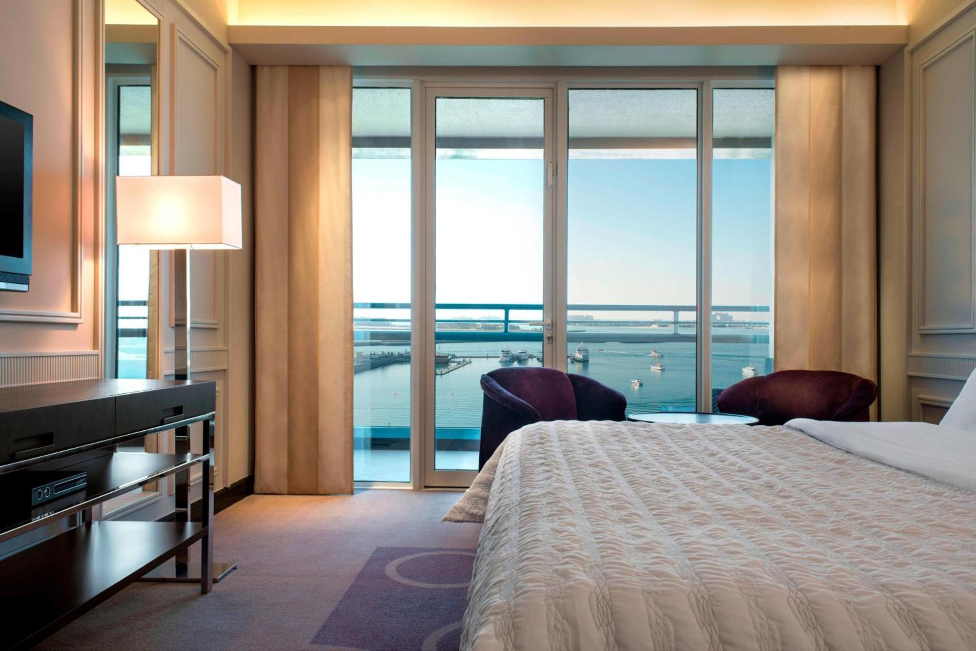 Le Meridien Mina Seyahi Beach Resort & Waterpark Dubái Exterior foto A guest room at the Westin Palace, Madrid