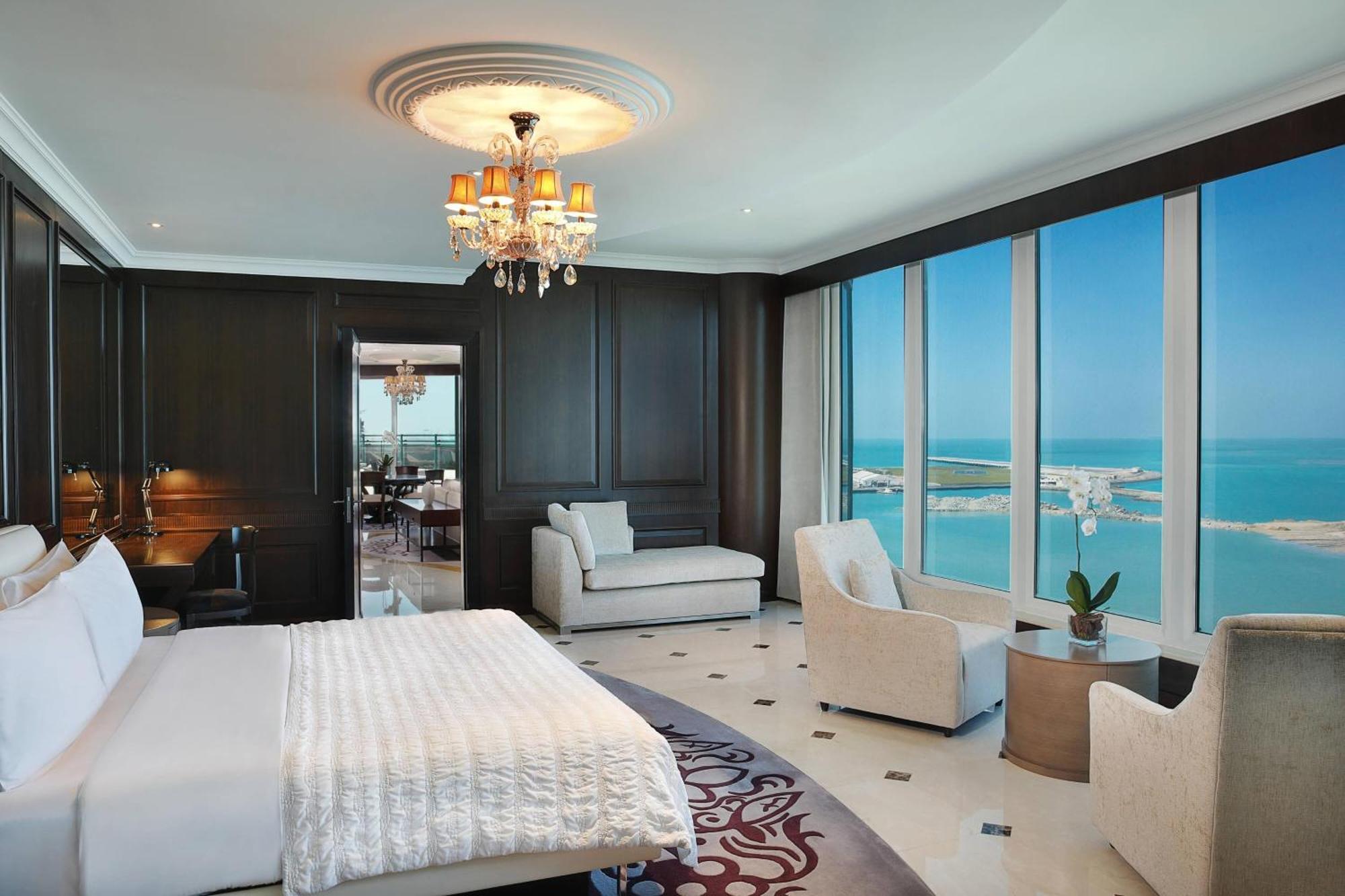 Le Meridien Mina Seyahi Beach Resort & Waterpark Dubái Exterior foto A bedroom at the Atlantis, The Royal
