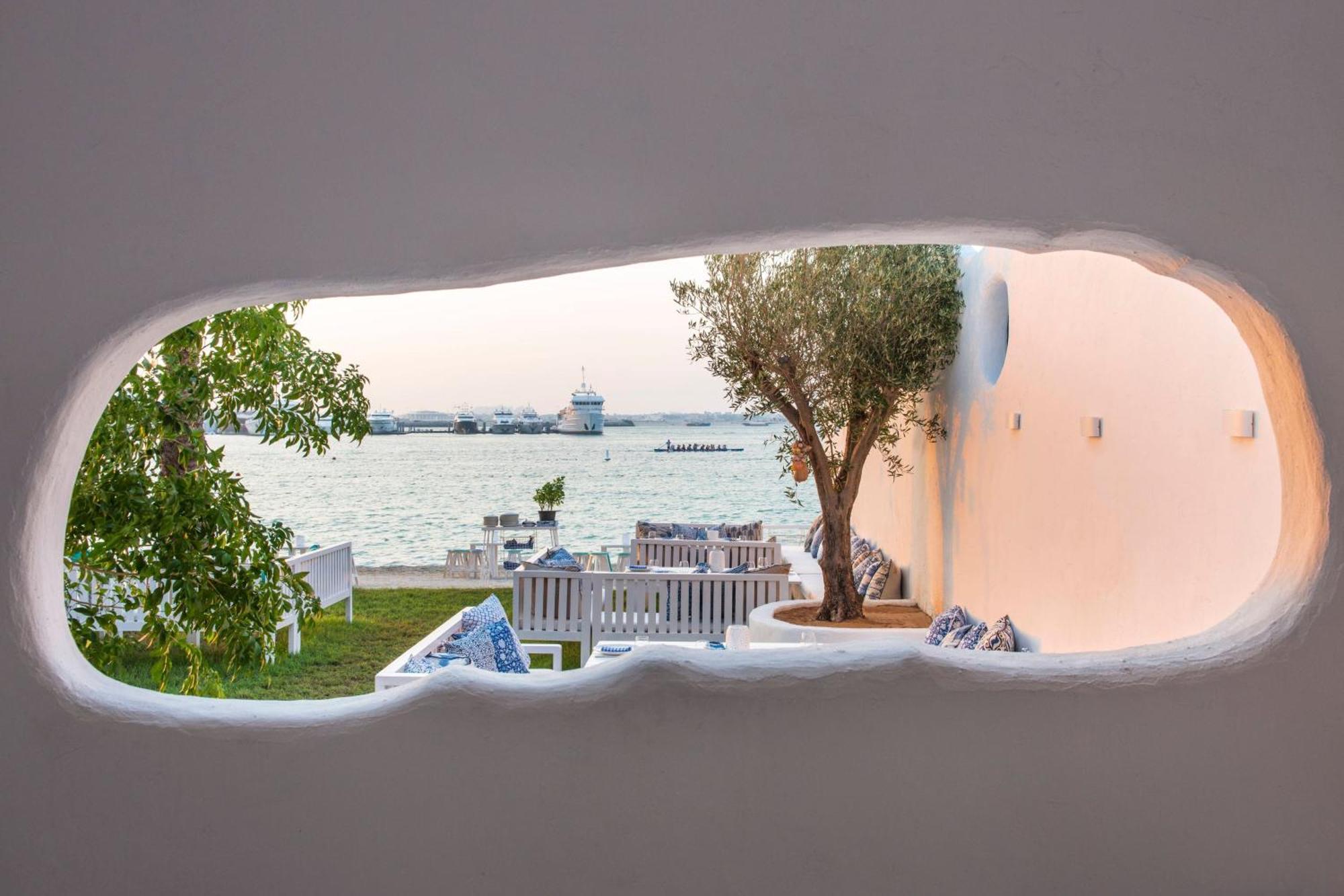 Le Meridien Mina Seyahi Beach Resort & Waterpark Dubái Exterior foto View of the sea from the hotel
