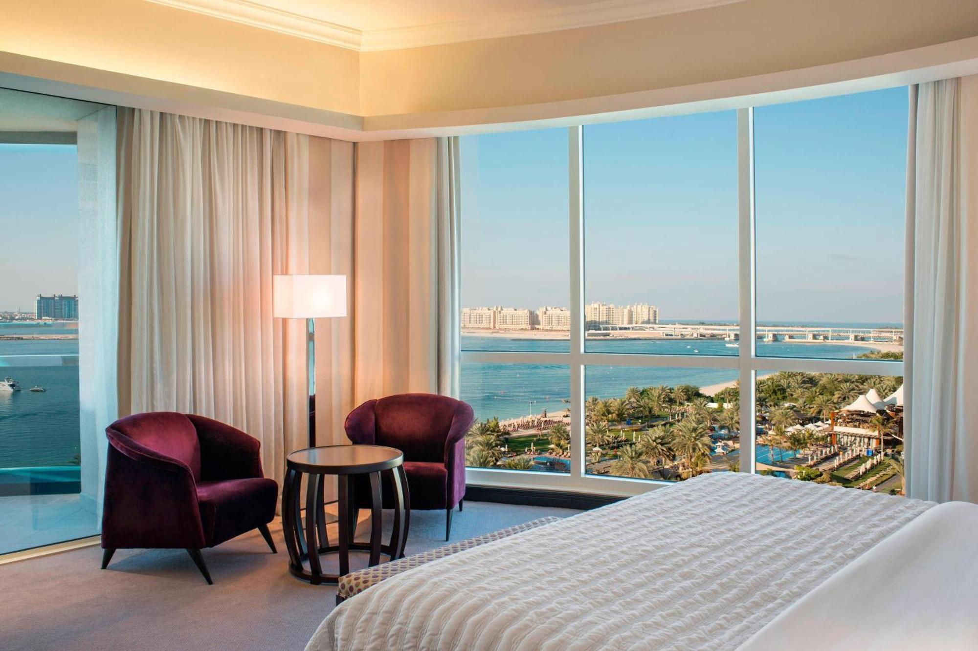 Le Meridien Mina Seyahi Beach Resort & Waterpark Dubái Exterior foto A guest room at the Jumeirah Beach Hotel