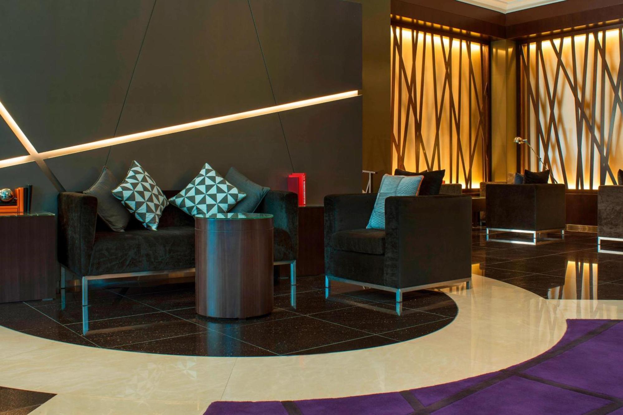 Le Meridien Mina Seyahi Beach Resort & Waterpark Dubái Exterior foto The lobby of the hotel